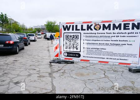 15. Mai 2021, Schleswig-Holstein, Eckernförde: Die Anweisungen für einen Corona-Test befinden sich auf einem Banner vor einer Einfahrstation mit davor aufgereihten Autos. Foto: Frank Molter/dpa Stockfoto