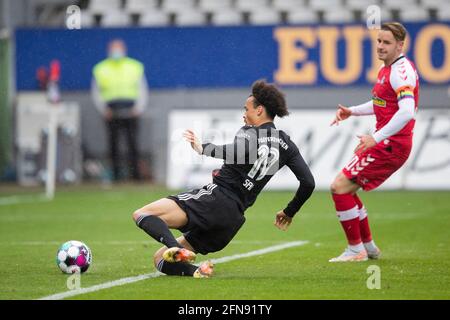 Freiburg Im Breisgau, Deutschland. Mai 2021. Fußball: Bundesliga, SC Freiburg - Bayern München, 33. Spieltag im Schwarzwald-Stadion. Der Münchner Leroy Sane (l) punktet mit 1:2 gegen den Freiburger Christian Günter (r). Kredit: Tom Weller/dpa - WICHTIGER HINWEIS: Gemäß den Bestimmungen der DFL Deutsche Fußball Liga und/oder des DFB Deutscher Fußball-Bund ist es untersagt, im Stadion und/oder vom Spiel aufgenommene Fotos in Form von Sequenzbildern und/oder videoähnlichen Fotoserien zu verwenden oder zu verwenden./dpa/Alamy Live News Stockfoto