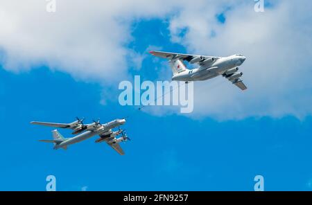 7. Mai 2021, Moskau, Russland. Ein Tanker IL-78 und ein strategischer Bomber der TU-95MS über dem Roten Platz in Moskau. Stockfoto