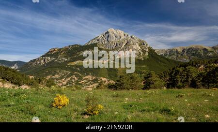 Pedraforca Südwand von der Nähe des Coll de la Trapa (Berguedà, Katalonien, Spanien, Pyrenäen) ESP: Vistas de la cara sur del Pedraforca Stockfoto