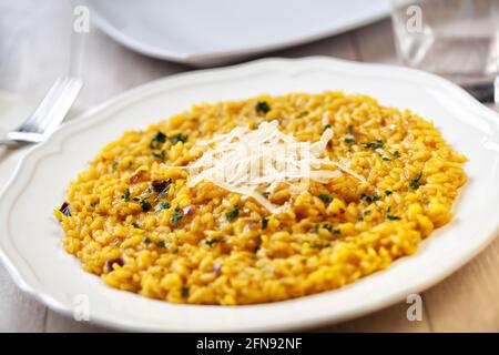 Gericht mit köstlichem Safran-Risotto, italienische Küche Stockfoto