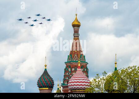 7. Mai 2021, Moskau, Russland. Die Cuban Diamond Formation besteht aus MiG-29 und Su-30SM Kämpfern der russischen Ritter- und Strizhi-Kunstflugteams OV Stockfoto