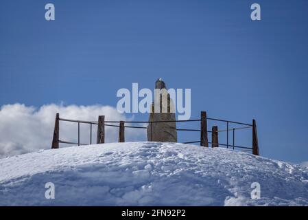 Pèira Deth Uelh de la Garonne (Stein) in Pla de Beret, in der Nähe der Quelle des Flusses Garonne (Aran-Tal, Katalonien, Spanien, Pyrenäen) Stockfoto