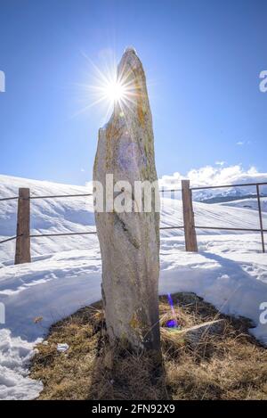 Pèira Deth Uelh de la Garonne (Stein) in Pla de Beret, in der Nähe der Quelle des Flusses Garonne (Aran-Tal, Katalonien, Spanien, Pyrenäen) Stockfoto