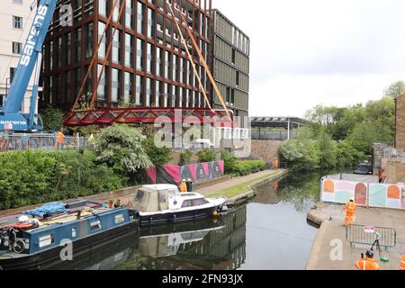 London, Großbritannien, 15. Mai 2021, Neue Fußgängerbrücke wird über den Regents Canal am Granary Square am Kings Cross installiert. Menschenmengen versammelten sich, um zuzusehen und jubelten über die Fertigstellung. Monica Wells/Alamy Live News Stockfoto