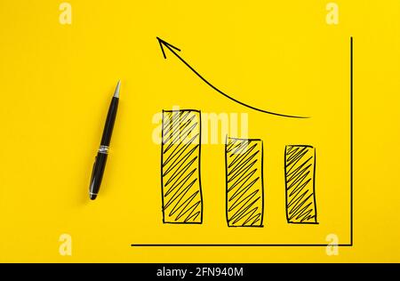 Statistische handgezeichnete Finanzgrafik, die ein Wirtschaftswachstum oder eine Verbesserung auf gelbem Hintergrund vorhersagt. Stockfoto