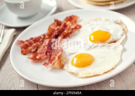 Spiegeleier mit Pfannkuchen und Speck. Hochwertige Fotos. Stockfoto