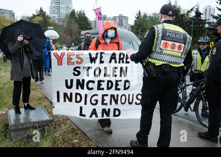 Vancouver, BC, Kanada - 03. Mai 2021: Protestanten des Aussterbungsaufstands marschieren während eines Klimaproteste auf dem Bürgersteig im Stanley Park Stockfoto