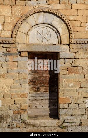 Romanische Kirche von Santa Maria de Cap d'Aran, in Tredòs, im Winter. Äußere Details (Aran Valley, Katalonien, Spanien, Pyrenäen) Stockfoto