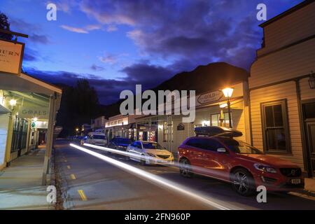 Das historische Arrowtown, eine ehemalige Goldgräberstadt auf der Südinsel Neuseelands, bei Nacht Stockfoto