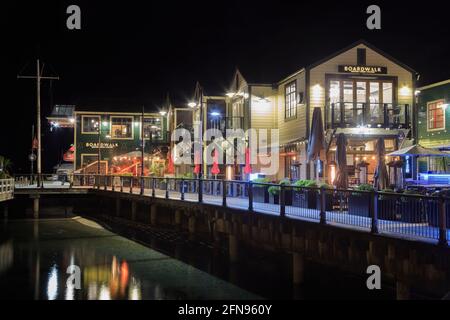 Der Ferienort Queenstown, Neuseeland, bei Nacht. Bars und Restaurants auf der Steamer Wharf am Ufer des Lake Wakatipu Stockfoto