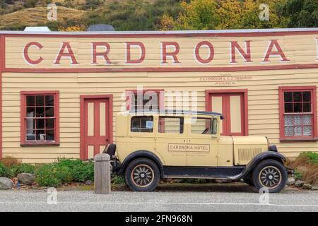 Das Cardrona Hotel, Otago, Neuseeland, wurde 1863 gegründet und ist eines der ältesten Hotels des Landes. Vorne ist ein 1928 Chrysler Model 62 Stockfoto