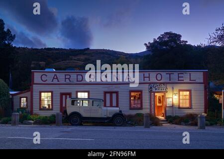 Das historische Cardrona Hotel auf der Südinsel Neuseelands bei Nacht. Es wurde 1863 gegründet und ist eines der ältesten Hotels des Landes Stockfoto