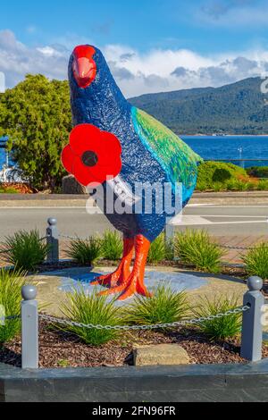 Te Anau, Neuseeland. Die Skulptur eines Takahe, eines bedrohten flugunfreien einheimischen Vogels. Für den Anzac Day wurde ein roter Mohn um den Hals gelegt Stockfoto