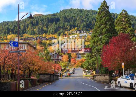 Queenstown, Neuseeland, im Herbst. Ein Banner für das Arrowtown Autumn Festival wurde über der Ballarat Street aufgehängt Stockfoto