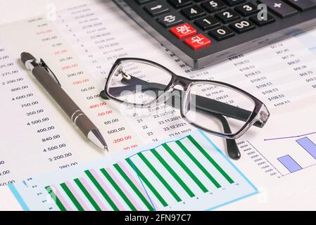 Analytische Dokumente des Unternehmens mit Indikatoren für das Gewinnwachstum. Taschenrechner, Diagramme und Tabellen mit Zahlen. Gewinn und Erfolg. Geschäftsbetrieb Stockfoto