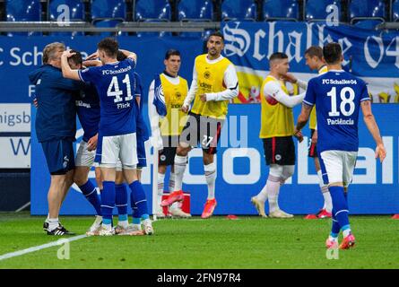 Gelsenkirchen, Deutschland. Mai 2021. Fußball: Bundesliga, FC Schalke 04 - Eintracht Frankfurt, Spieltag 33 in der Veltins Arena. Die Schalker Spieler feiern das Tor für 4:2 Uhr. Kredit: Guido Kirchner/dpa - WICHTIGER HINWEIS: Gemäß den Bestimmungen der DFL Deutsche Fußball Liga und/oder des DFB Deutscher Fußball-Bund ist es untersagt, im Stadion und/oder vom Spiel aufgenommene Fotos in Form von Sequenzbildern und/oder videoähnlichen Fotoserien zu verwenden oder zu verwenden./dpa/Alamy Live News Stockfoto