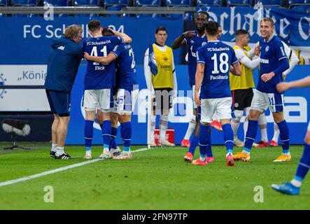 Gelsenkirchen, Deutschland. Mai 2021. Fußball: Bundesliga, FC Schalke 04 - Eintracht Frankfurt, Spieltag 33 in der Veltins Arena. Die Schalker Spieler feiern das Tor für 4:2 Uhr. Kredit: Guido Kirchner/dpa - WICHTIGER HINWEIS: Gemäß den Bestimmungen der DFL Deutsche Fußball Liga und/oder des DFB Deutscher Fußball-Bund ist es untersagt, im Stadion und/oder vom Spiel aufgenommene Fotos in Form von Sequenzbildern und/oder videoähnlichen Fotoserien zu verwenden oder zu verwenden./dpa/Alamy Live News Stockfoto