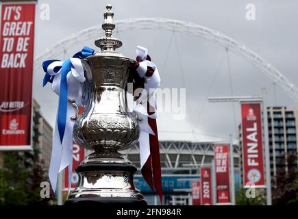 Eine Nachbildung der Trophäe vor dem Wembley Stadium, London. Bilddatum: Samstag, 15. Mai 2021. Stockfoto