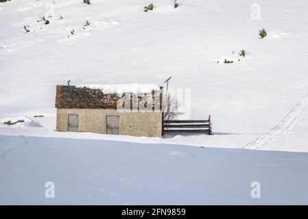 Route zwischen Montgarri und Pla de Beret im Winter mit Schnee. Cabana de Parros Hütte (Aran Tal, Katalonien, Spanien, Pyrenäen) Stockfoto