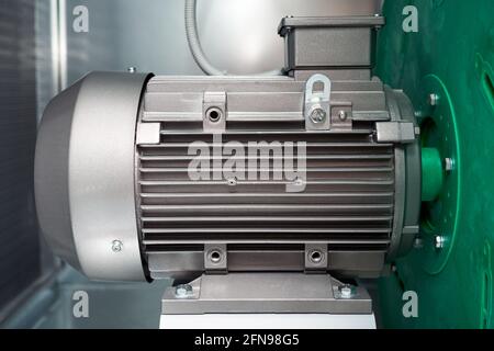 Luftbehandlungseinheit Lüftungsmaschinenmotor Auspuffplenum Elektromotor Nahaufnahme Stockfoto