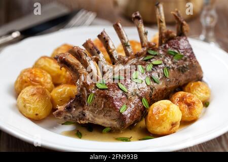 Gegrilltes Lammkotelett mit Kartoffeln auf einem Teller Stockfoto