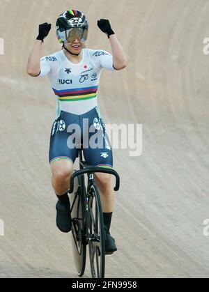 Hongkong, China. Mai 2021. Die japanische Kajihara Yumi feiert nach dem Frauenomnium beim UCI Track Cycling Nations Cup 2021 in Hongkong, Südchina, 15. Mai 2021. Quelle: Wang Shen/Xinhua/Alamy Live News Stockfoto