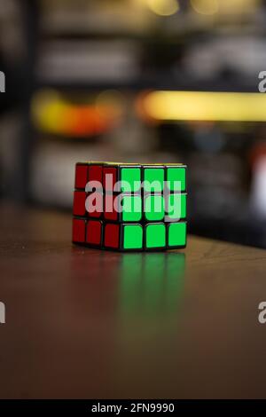 Der bunte rubik-Würfel auf dem Tisch. Stockfoto