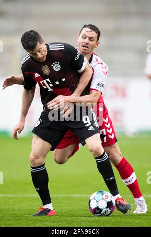 Freiburg Im Breisgau, Deutschland. Mai 2021. Fußball: Bundesliga, SC Freiburg - Bayern München, Matchday 33 im Schwarzwald-Stadion. Der Münchner Robert Lewandowski (l.) im Kampf gegen den Freiburger Nicolas Höfler (r.). Kredit: Tom Weller/dpa - WICHTIGER HINWEIS: Gemäß den Bestimmungen der DFL Deutsche Fußball Liga und/oder des DFB Deutscher Fußball-Bund ist es untersagt, im Stadion und/oder vom Spiel aufgenommene Fotos in Form von Sequenzbildern und/oder videoähnlichen Fotoserien zu verwenden oder zu verwenden./dpa/Alamy Live News Stockfoto