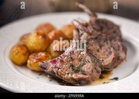 Gegrillte Lammkoteletts mit Kartoffeln. Hochwertige Fotos. Stockfoto