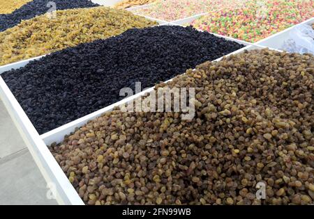 Verschiedene getrocknete Früchte zum Verkauf auf dem Markt aus nächster Nähe. Gesunde Lebensmittel. Stockfoto
