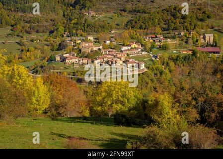 Vallfogona de Ripollès Dorf von der Serra de Milany im Herbst gesehen (Provinz Girona, Katalonien, Spanien, Pyrenäen) Stockfoto