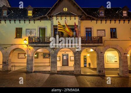 Vielha Rathaus in der blauen Stunde in der Nacht (Aran-Tal, Katalonien, Spanien, Pyrenäen) ESP: Ayuntamiento de Vielha en la hora azul de noche (Pirineos) Stockfoto