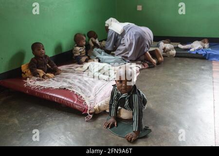 Kleinkinder im St. Kizito Waisenhaus im ländlichen Osten Ugandas Stockfoto