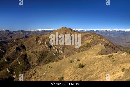 Blick vom Gipfel des Puig de les Bruixes. Blick auf den Comanegra-Gipfel und die Pyrenäen (Garrotxa, Katalonien, Spanien, Pyrenäen) Stockfoto