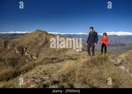 Blick vom Gipfel des Puig de les Bruixes. Blick auf den Comanegra-Gipfel und die Pyrenäen (Garrotxa, Katalonien, Spanien, Pyrenäen) Stockfoto