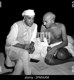 Nehru und Gandhi. Porträt des ersten indischen Premierministers Jawaharlal Nehru (1889-1964) mit Mahatma Gandhi im Jahr 1946 Stockfoto