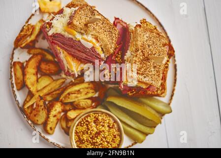 Reuben-Sandwich. Klassisches traditionelles amerikanisches Sandwich. Pastrami und Corned Beef auf gegrilltem Brot Stockfoto