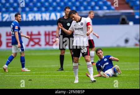 Gelsenkirchen, Deutschland. Mai 2021. Fußball: Bundesliga, FC Schalke 04 - Eintracht Frankfurt, Matchday 33 in der Veltins Arena. Der Frankfurter Makoto Hasebe ist auf dem Platz enttäuscht. Kredit: Guido Kirchner/dpa - WICHTIGER HINWEIS: Gemäß den Bestimmungen der DFL Deutsche Fußball Liga und/oder des DFB Deutscher Fußball-Bund ist es untersagt, im Stadion und/oder vom Spiel aufgenommene Fotos in Form von Sequenzbildern und/oder videoähnlichen Fotoserien zu verwenden oder zu verwenden./dpa/Alamy Live News Stockfoto