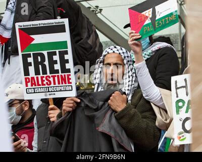 Tausende Menschen marschieren am 15. Mai aus Solidarität mit Palästinensern in Palästina vor der israelischen Botschaft vom Marble Arch im Zentrum Londons Stockfoto