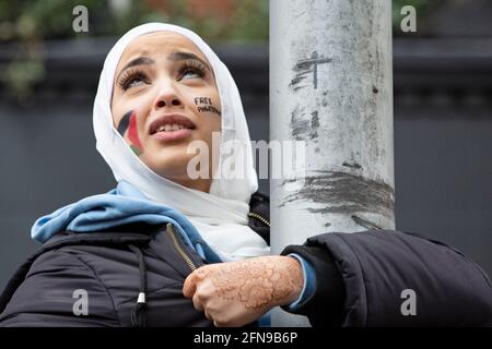 Tausende Menschen marschieren am 15. Mai aus Solidarität mit Palästinensern in Palästina vor der israelischen Botschaft vom Marble Arch im Zentrum Londons Stockfoto