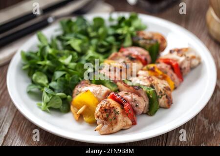 Hähnchenspieße mit Beilagensalat. Hochwertige Fotos. Stockfoto