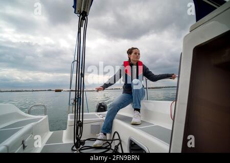 Frau mit Schwimmweste auf einer Yacht. Stockfoto