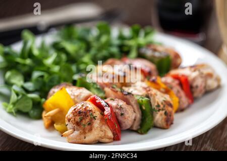 Hähnchenspieße mit Beilagensalat. Hochwertige Fotos. Stockfoto