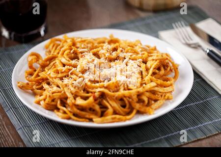 Handgemachte Tagliatelle Pasta mit Tomatensauce, Pesto und Käse Stockfoto