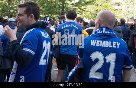 London, Großbritannien. Mai 2021. Die Fans machen sich den Weg nach Wembley vor dem FA Cup Finale 2021 zwischen Chelsea im Wembley Stadium, London, England am 15. Mai 2021. Foto von Andrew Aleksiejczuk/Prime Media Images. Quelle: Prime Media Images/Alamy Live News Stockfoto