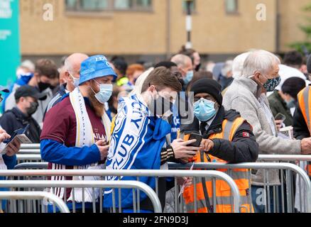 London, Großbritannien. Mai 2021. Die Fans machen sich den Weg nach Wembley vor dem FA Cup Finale 2021 zwischen Chelsea im Wembley Stadium, London, England am 15. Mai 2021. Foto von Andrew Aleksiejczuk/Prime Media Images. Quelle: Prime Media Images/Alamy Live News Stockfoto