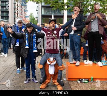 London, Großbritannien. Mai 2021. Die Fans machen sich den Weg nach Wembley vor dem FA Cup Finale 2021 zwischen Chelsea im Wembley Stadium, London, England am 15. Mai 2021. Foto von Andrew Aleksiejczuk/Prime Media Images. Quelle: Prime Media Images/Alamy Live News Stockfoto