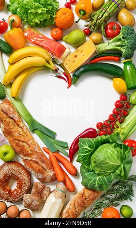 Herzsymbol. Herz aus verschiedenen Früchten und Gemüse. Draufsicht. Stockfoto