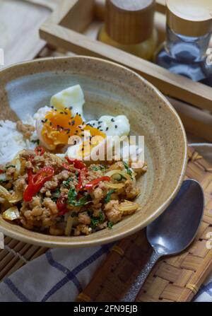 Thailändisches, gebratenes Basilikum-Schweinefleisch Stockfoto
